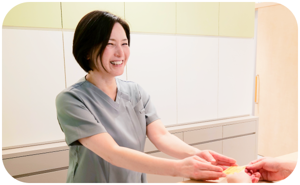 クリニック受付で患者対応をするスタッフ