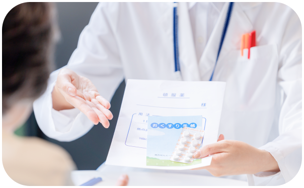 医師が治療内容や処方について説明している様子