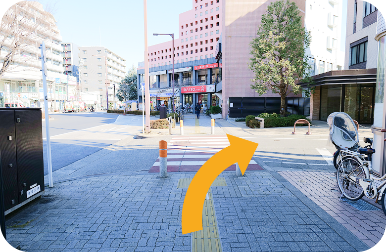 階段を出て右方向へ進む