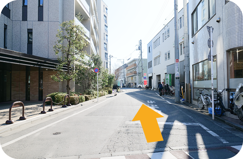 右に曲がったあと、そのまま直進すると右手にクリニックの建物が見えてくる道