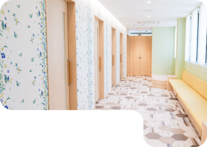 明るく清潔感のあるクリニックの院内廊下