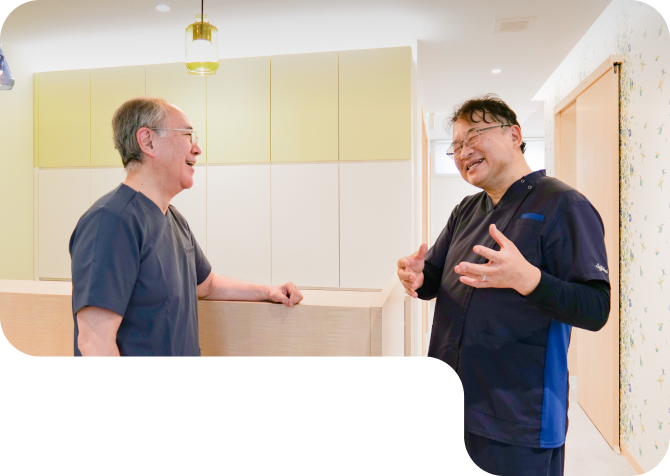 談笑する2人の医師