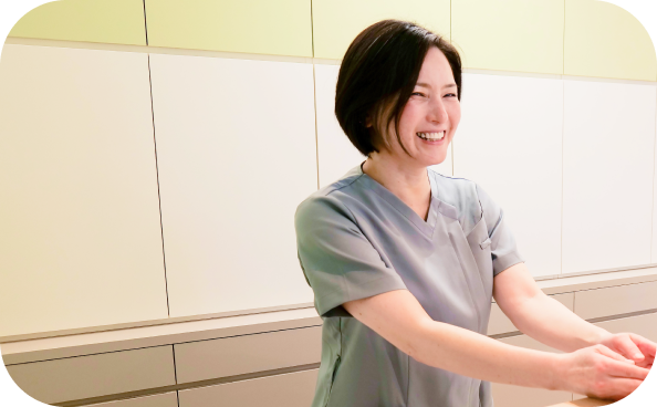 笑顔で対応する受付の女性