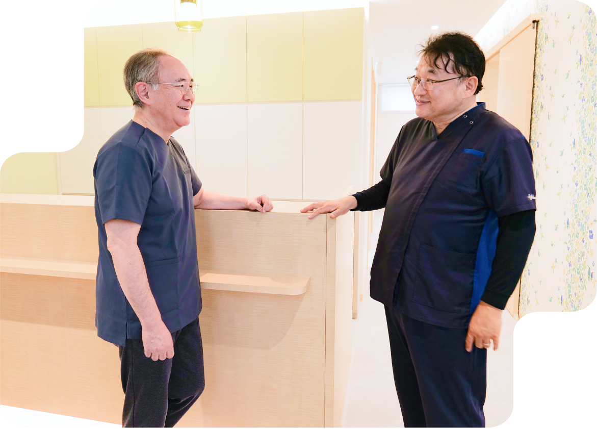 談笑する2人の医師