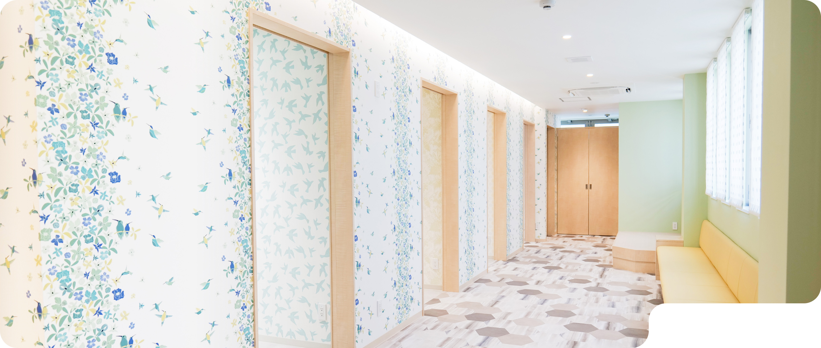 明るく清潔感のある院内空間のイメージ