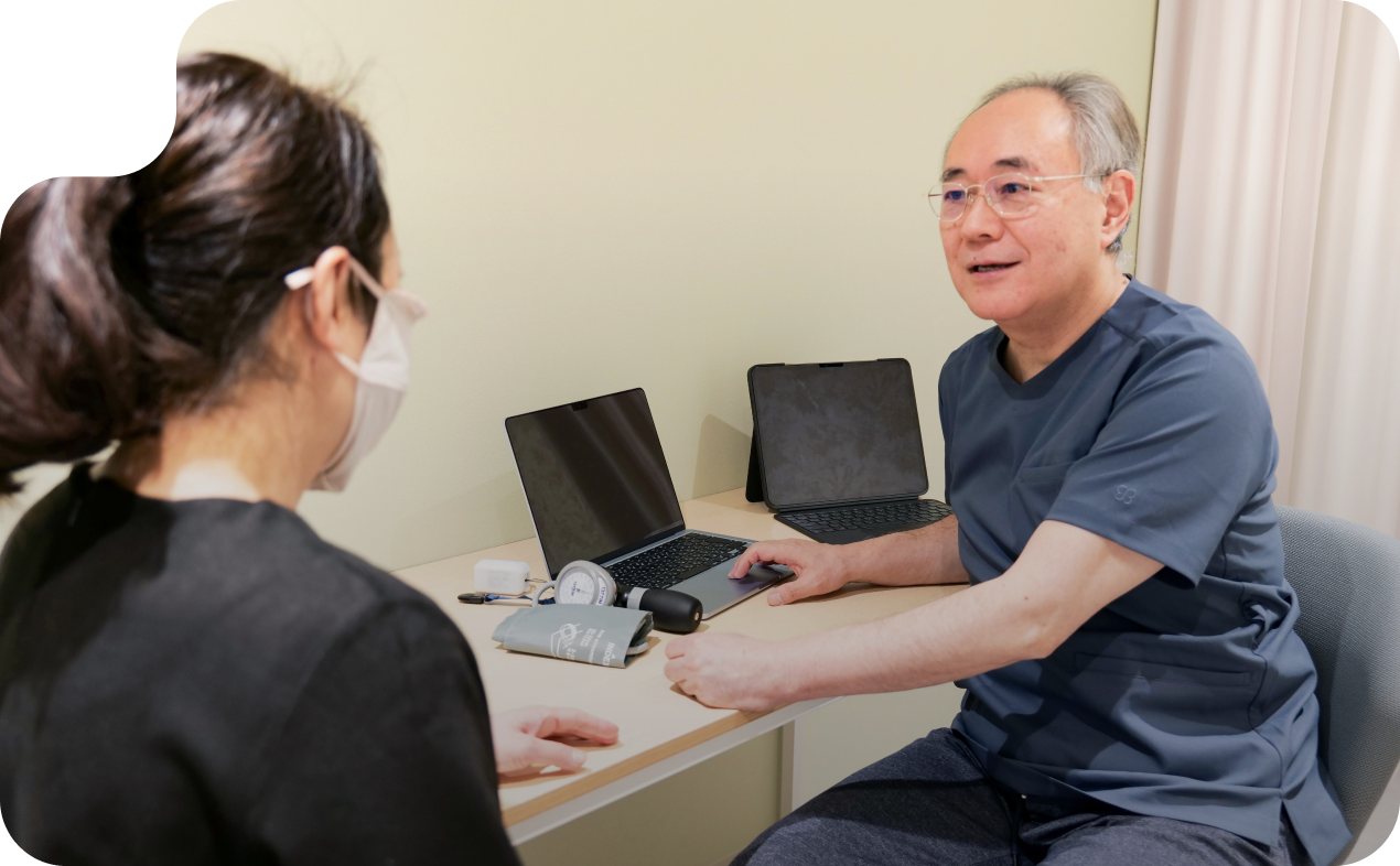 患者の話を丁寧に聞く対話重視の診察スタイルを示すイメージ